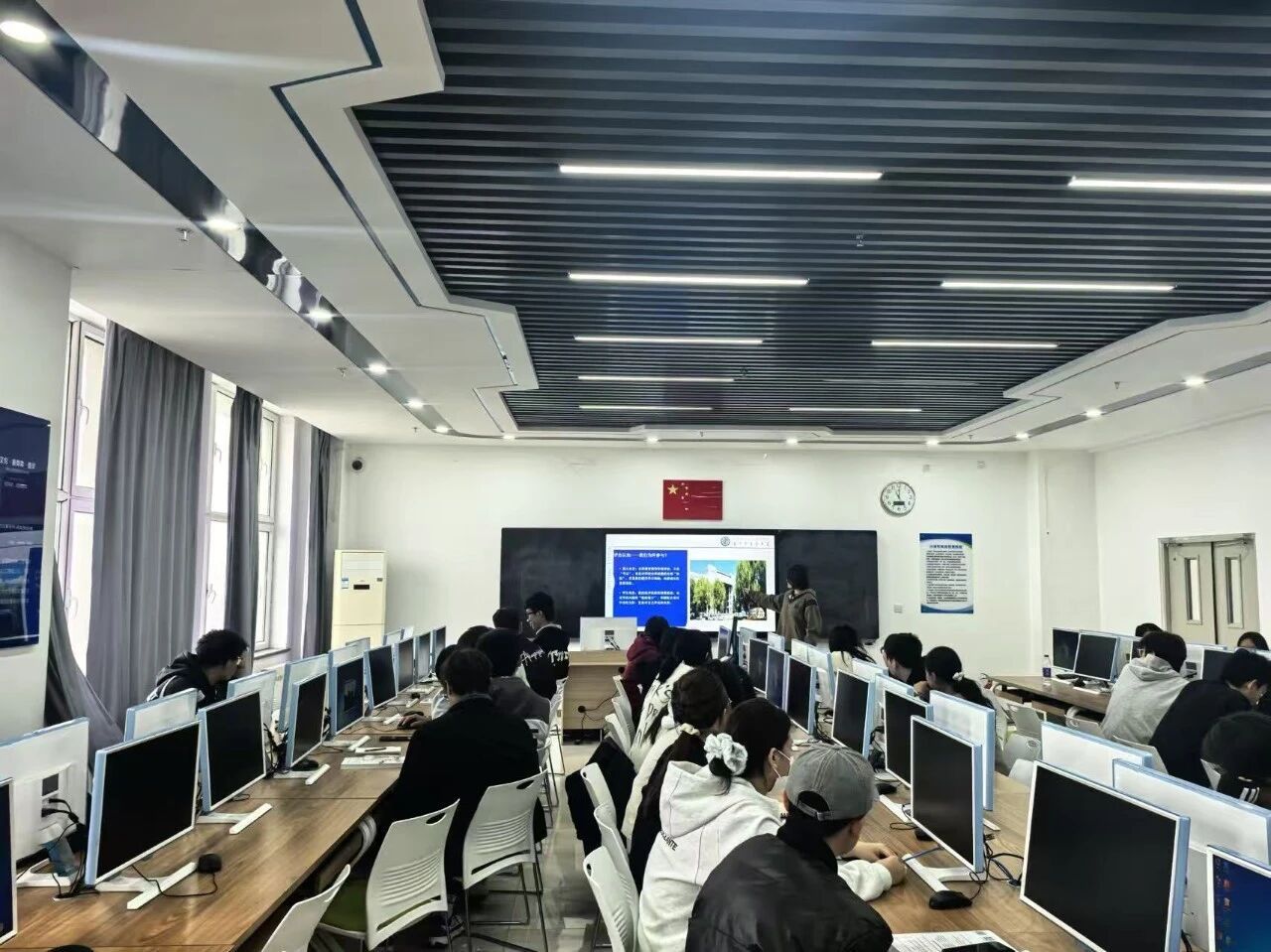 计算机与信息技术学院网络远程技术教育 连接未来的智慧桥梁